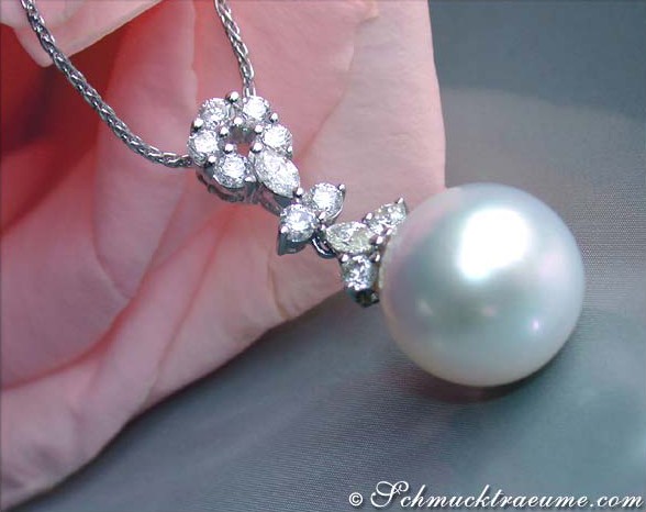 Detailaufnahme von Südseeperlen-Anhänger mit Diamanten, getragen auf Hand