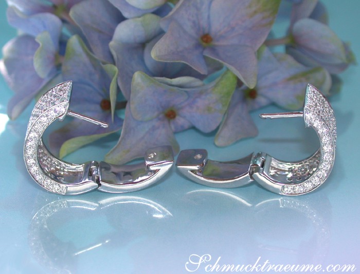 Weiße Diamant-Halbcreolen auf Türkisblumenhintergrund