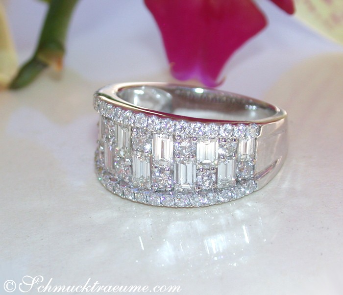 Weißgold-Ring mit Baguette-Diamanten, detailreich, vor Blume liegend