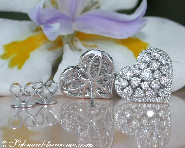 Weißgold Herz-Ohrstecker mit Diamanten, detailreich, floraler Hintergrund