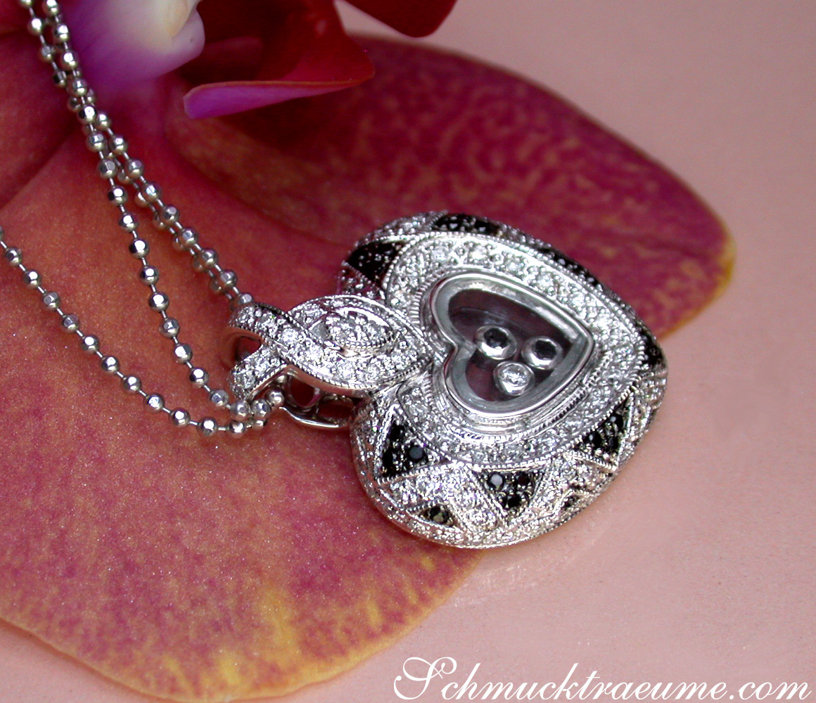 Weißgold Herz-Anhänger mit schwebenden Diamanten auf Blüte getragen