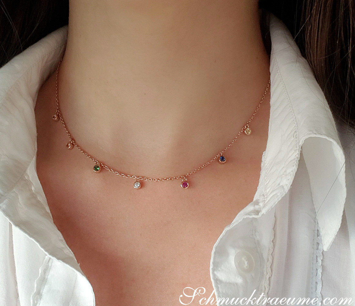 Detail der zarten Saphir-Kette in Roségold mit farbenfrohen Steinen