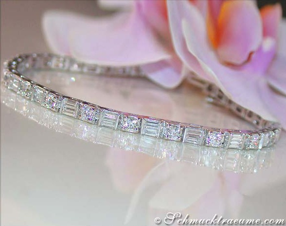 Luxus-Diamant-Armband mit Baguetteschliff, detailreich, auf weißem Hintergrund mit Blume.