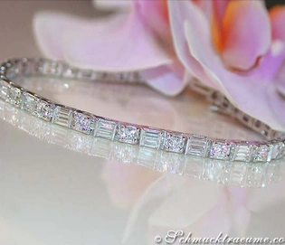 Luxus-Diamant-Armband mit Baguetteschliff, detailreich, auf weißem Hintergrund mit Blume.