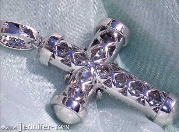 Massiver Brillantenkreuzanhänger in Weißgold 750, Detailaufnahme auf Silberuntergrund