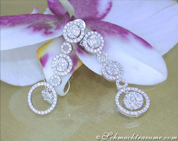 Weißgold-Ohrringe mit Diamanten auf Orchideenblüte