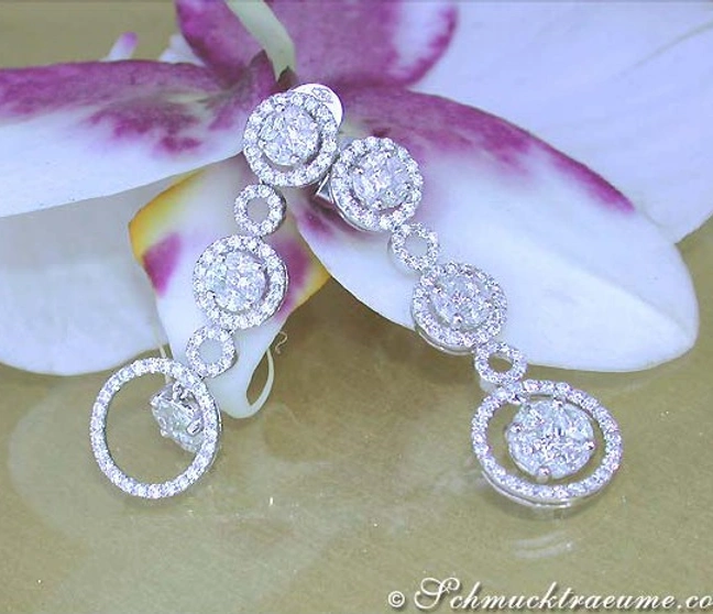 Weißgold-Ohrringe mit Diamanten auf Orchideenblüte Weißgold-Ohrringe mit Diamanten auf Orchideenblüte