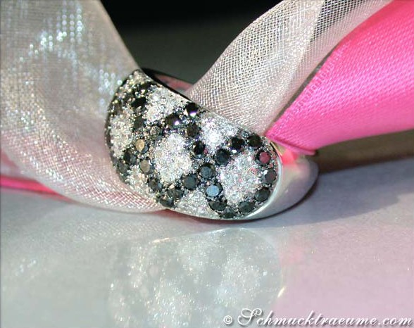 Detailansicht des Rauten-Diamant-Rings mit weißgoldener Verarbeitung