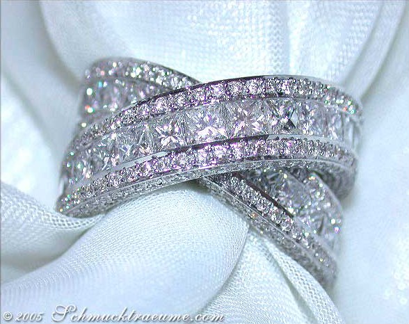 Weißgoldring mit Diamanten in Knotenform auf weißem Stoff