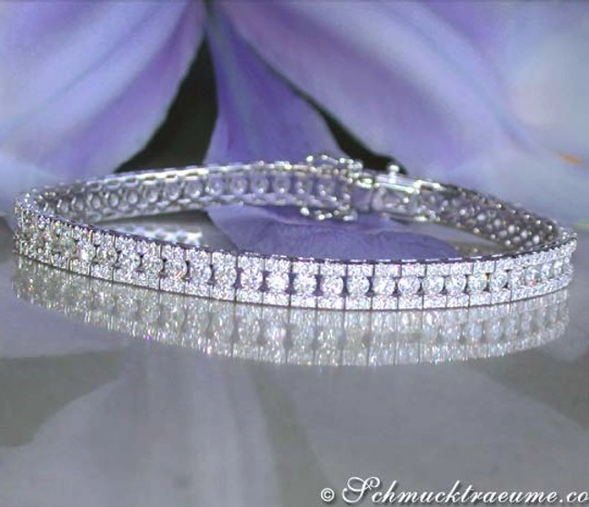 Detailaufnahme des hochkarätigen Diamant-Armbands mit feinen Brillanten im Weißgold Detailaufnahme des hochkarätigen Diamant-Armbands mit feinen Brillanten im Weißgold