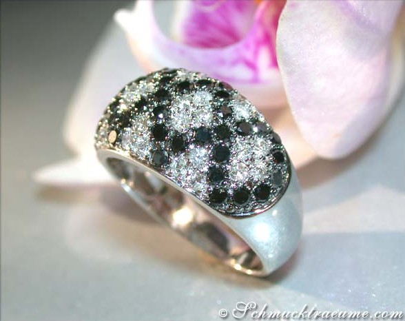 Schwarz-weißer Diamant-Ring mit Rauten-Design, Detailaufnahme, elegant.