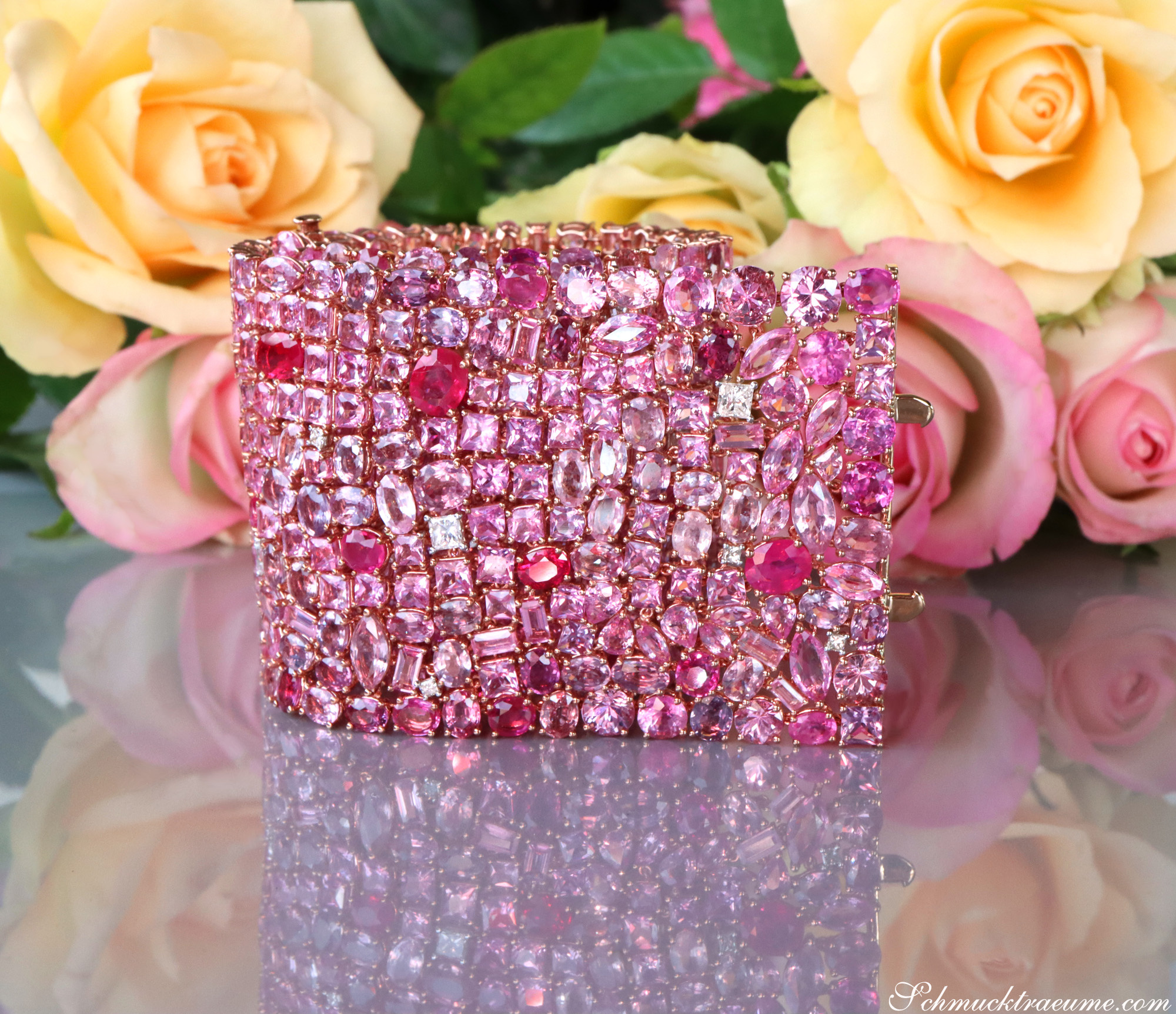 Pink Saphir-Armband mit 485 Steinen, 115.07 ct., Roségold 750, detailreich, umgeben von Rosen.