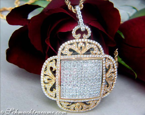 Diamantanhänger mit Pave-Set-Steinen, goldene Rahmen-Detail, Rosenblüte im Hintergrund