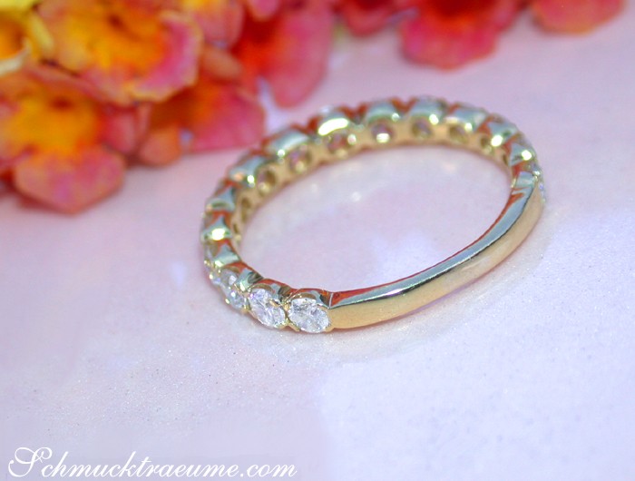 Goldener Memory-Ring mit Brillanten auf weißem Hintergrund