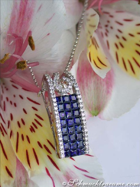 Blumenhintergrund, Schmuckanhänger mit Saphir und Brillanten, Detailaufnahme