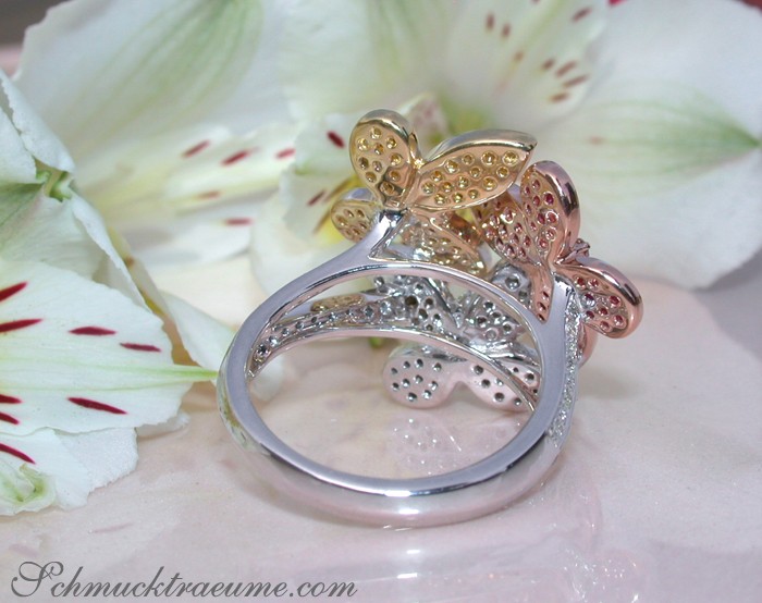 Blütenhintergrund, Schmetterling-Ring mit Saphiren, Rubinen und Diamanten