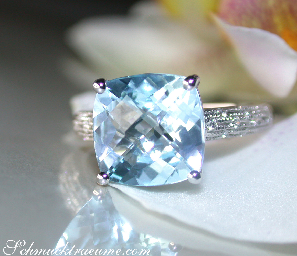 Weißgoldring mit Blautopas und Diamanten, detailreich, auf Blüte platziert
