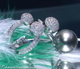 Tahitiperlenring mit Pave-Diamanten, detailreich, Weißgold 750, elegant, seitlich.