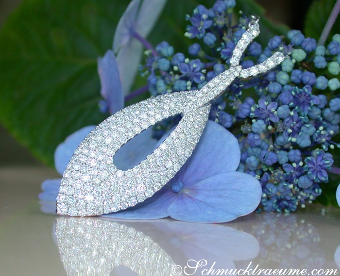 Diamantcollier aus Weißgold 585, detailreich, elegant, auf Blüte platziert