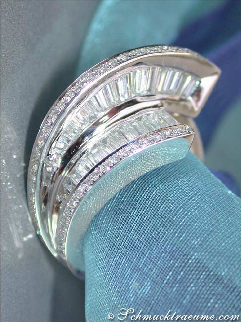 Detailaufnahme des Diamantenringes in Weißgold 750, funkelnd mit Brillanten.