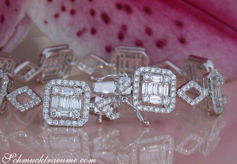 Weißgoldarmband mit Baguette-Brillanten, Detailaufnahme, elegante Fassung