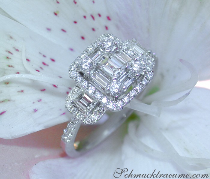 Weiße Diamant-Ringdetail auf Blüte, elegant und aufwendig verarbeitet