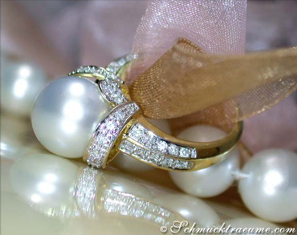 Gelbgold 750 Ring mit Südseeperle und Brillanten, Detailaufnahme.