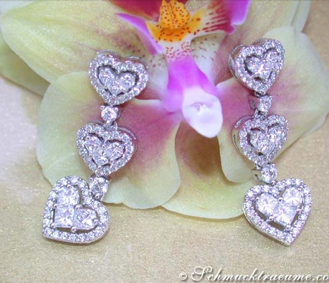 Herz-Ohrringe aus Weißgold mit Princess-Diamanten auf Orchideenblüte Herz-Ohrringe aus Weißgold mit Princess-Diamanten auf Orchideenblüte