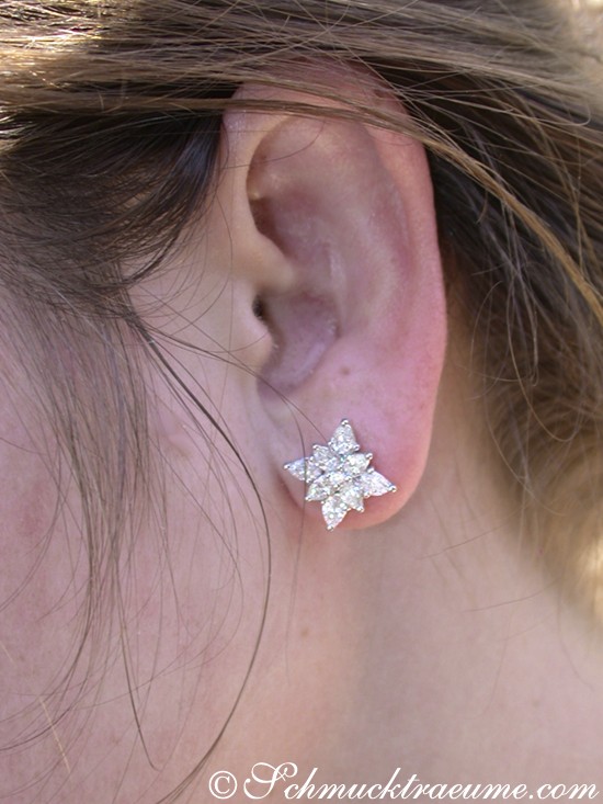 Detailaufnahme von Diamantenstern-Ohrstecker in Weißgold 750, elegant und feminin