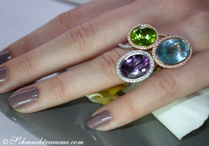Weißgold-Ring mit Amethyst und Peridot, Detailaufnahme auf Hand, elegante Trageszene.