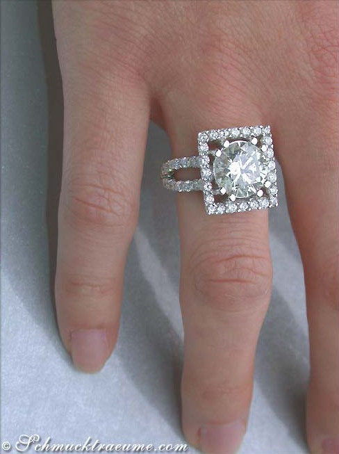 Weißgoldring mit Diamant im Halbherz-Design, Detailaufnahme auf dem Finger