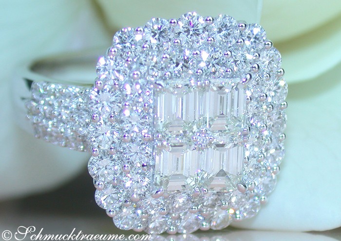 Blütenblätter umgeben luxuriösen Diamant-Ring mit funkelnden Brillanten