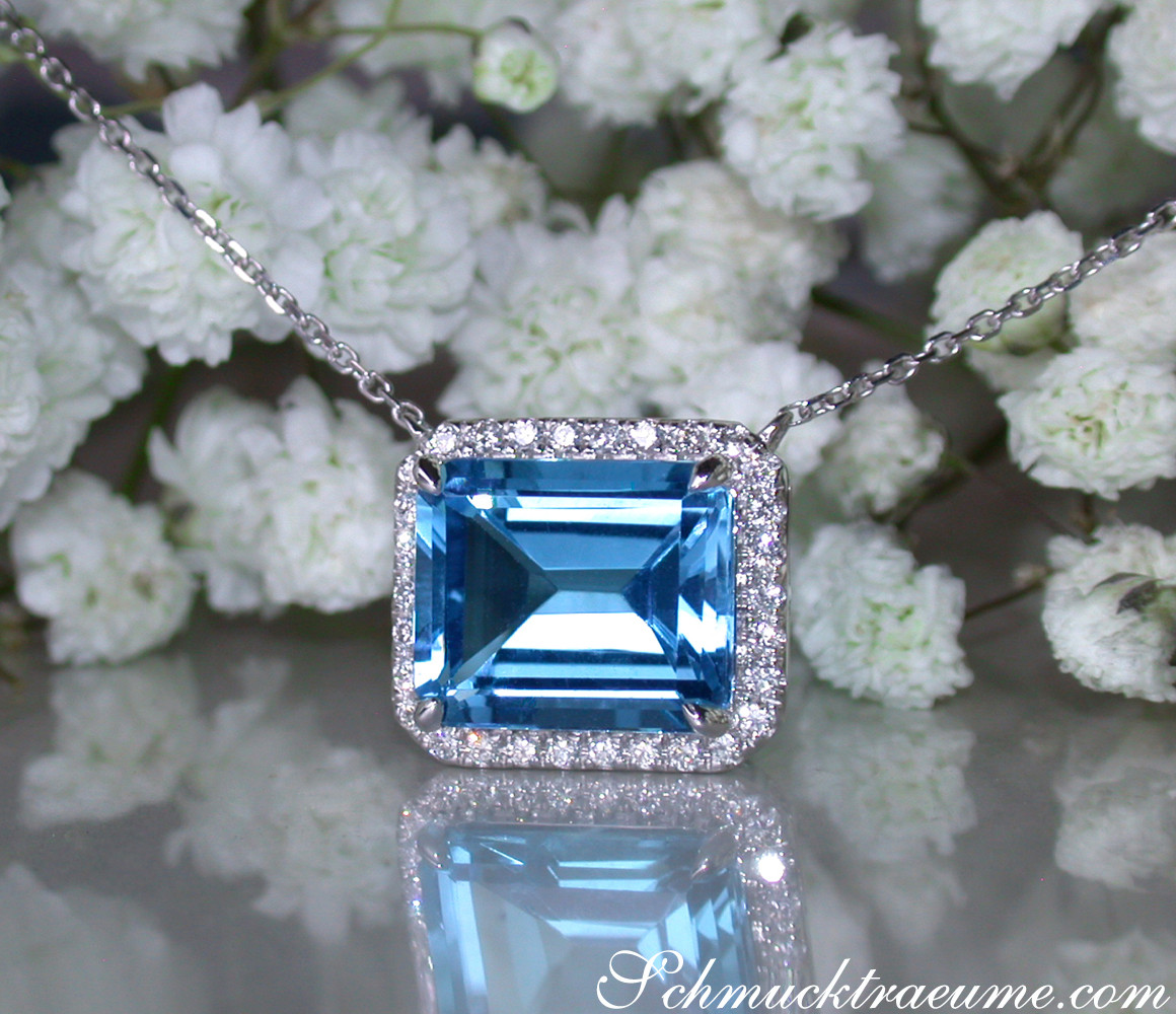 Blautopas-Halskette mit Diamanten in Weißgold, detailreich, klassisch elegant