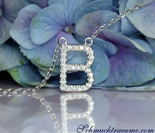 Blumendekor mit zarter Halskette mit Brillanten-Initiale B, Detailaufnahme