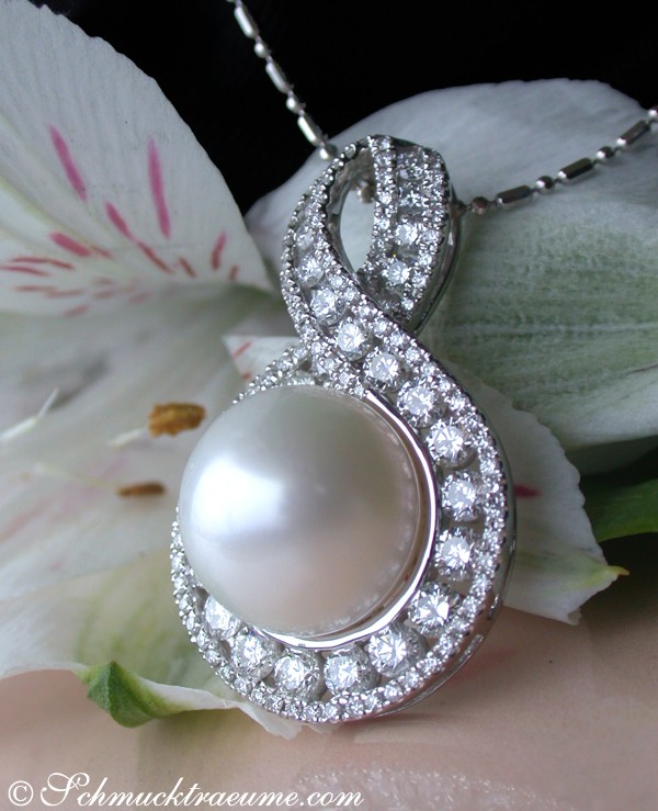 Exquisiter Südseeperlen-Anhänger mit Brillanten, Detailaufnahme, auf Blüte getragen