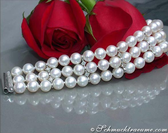 Weißgold-Armband mit Süßwasserperlen und Brillanten, Detailaufnahme, Rosenblätter im Hintergrund