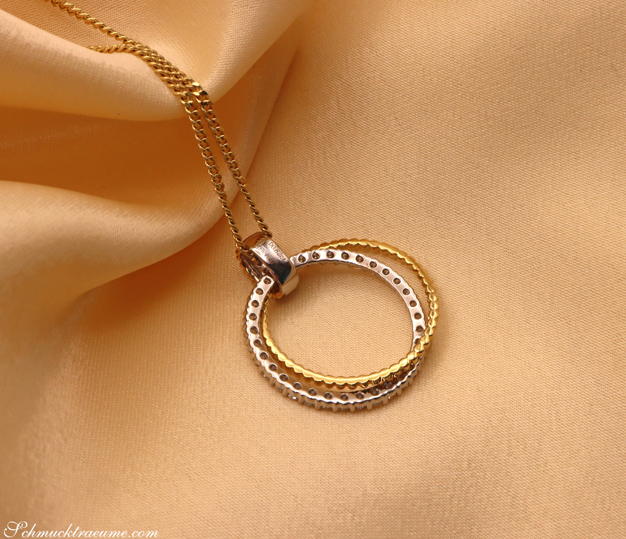 Gelbgold- & Weißgold Kreisanhänger mit Brillanten auf Satin.