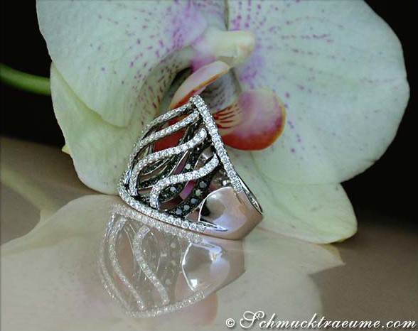Weißgold-Ring mit schwarzen Diamanten, Wellen-Design, auf Orchideenblüte liegend