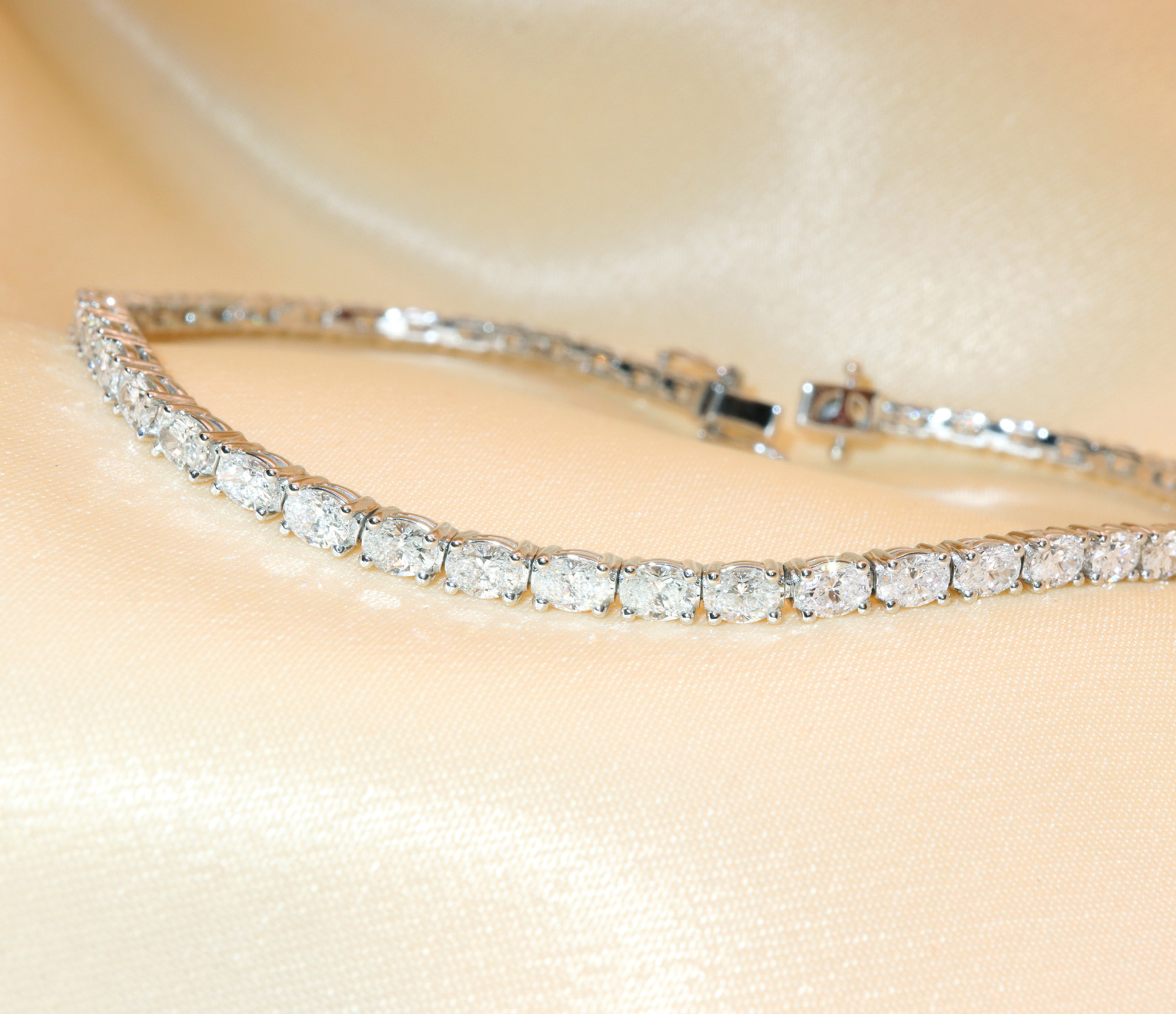 Detailaufnahme des eleganten Tennisarmbandes mit ovalen Diamanten im Weißgold