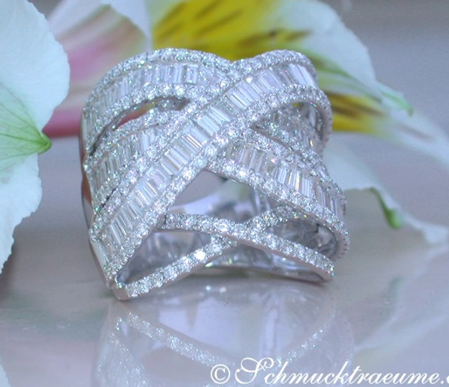 Weißgoldring mit Baguette-Diamanten, überkreuzte Struktur, auf Blüte platziert Weißgoldring mit Baguette-Diamanten, überkreuzte Struktur, auf Blüte platziert