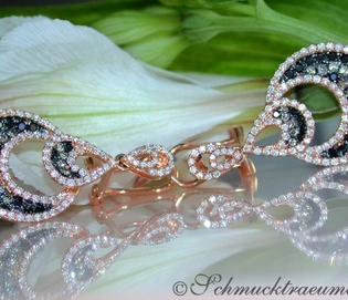 Roségold-Ohrringe mit schwarzen, naturbraunen und weißen Diamanten