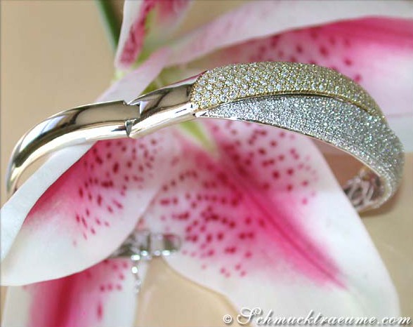 Gelbgold-Armreif mit Brillanten auf Lilie, Detailaufnahme, elegant getragen