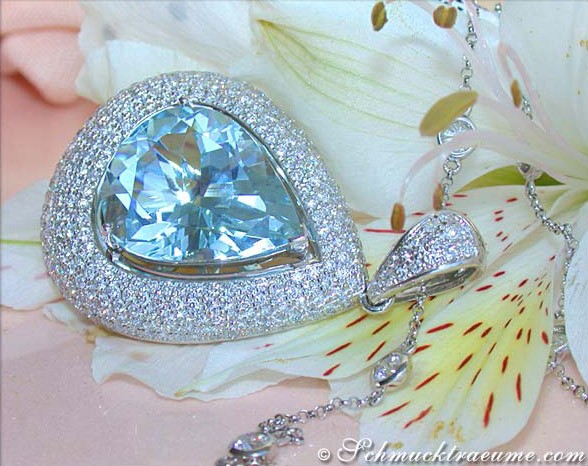 Opulenter Aquamarin-Anhänger mit Diamanten auf Blume, 750 Weißgold