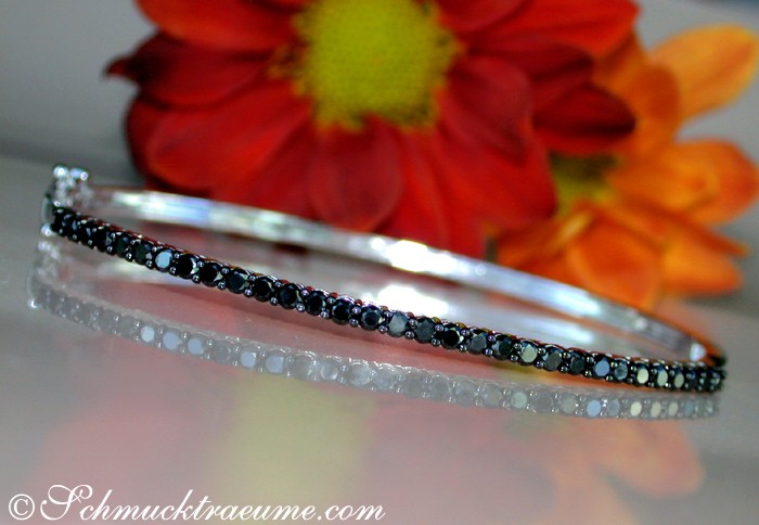 Armband mit schwarzen Diamanten in Weißgold, 1.200 Karat