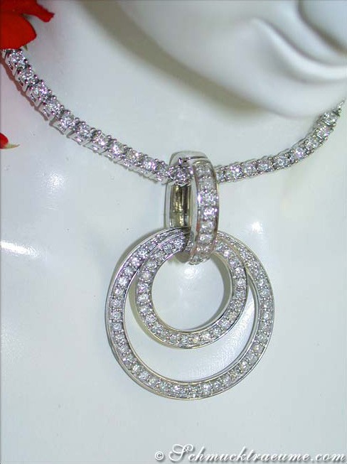 Schwarz-weiß Diamantanhänger mit Ringdetail auf Halskette