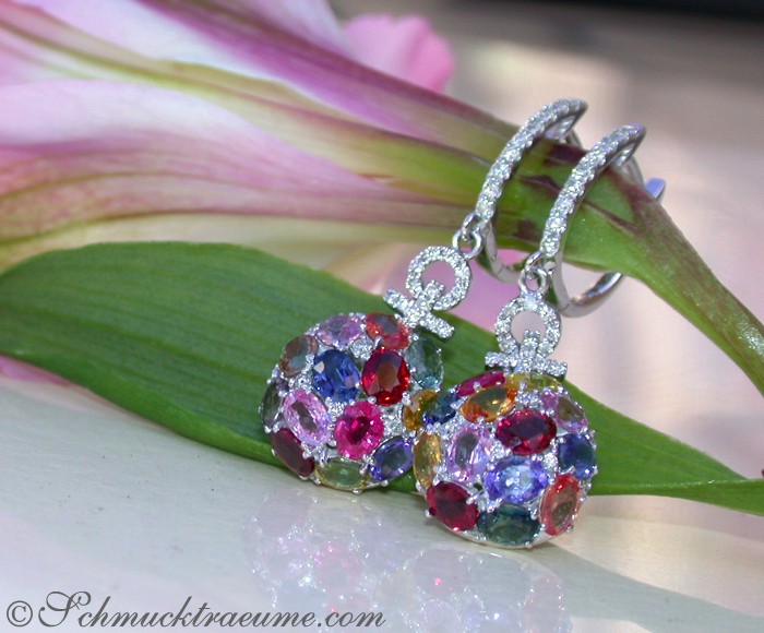 Multicolor Saphir-Ohrhänger in Weißgold 750, detailreiches Design