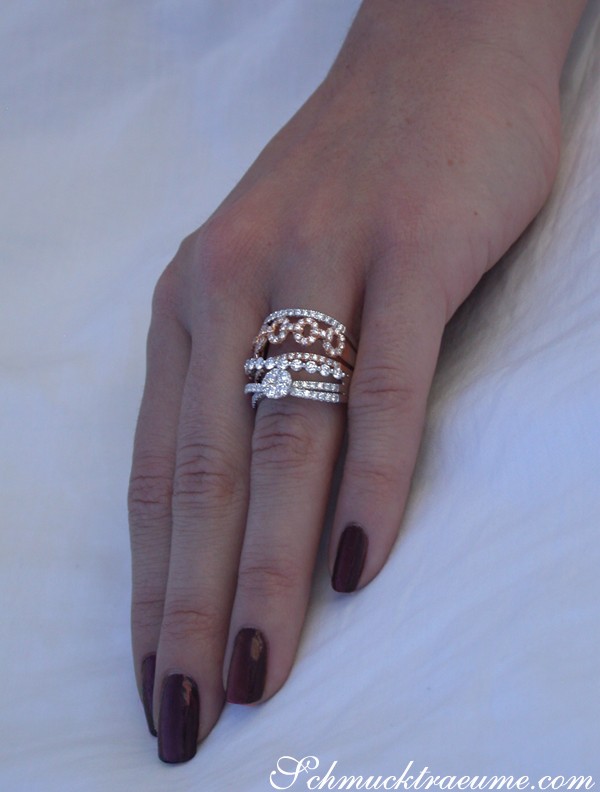 Weißgold-Ring mit Diamanten in Roségold, Detailaufnahme auf Hand, elegant getragen.