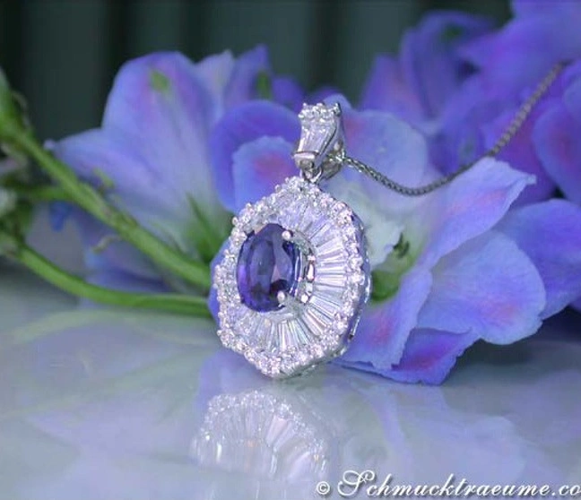 Saphir-Anhänger mit Vollschliff-Brillanten & Trapez-Diamanten, auf Blütenblättern liegend Saphir-Anhänger mit Vollschliff-Brillanten & Trapez-Diamanten, auf Blütenblättern liegend