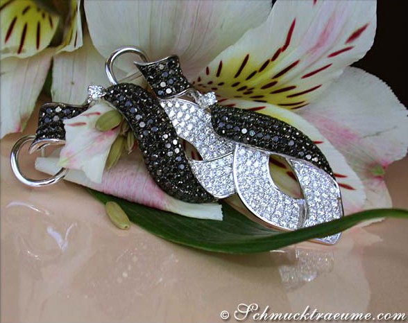 Schwarz-weiße Diamant-Ohrgehänge auf Blüte, Detailansicht.