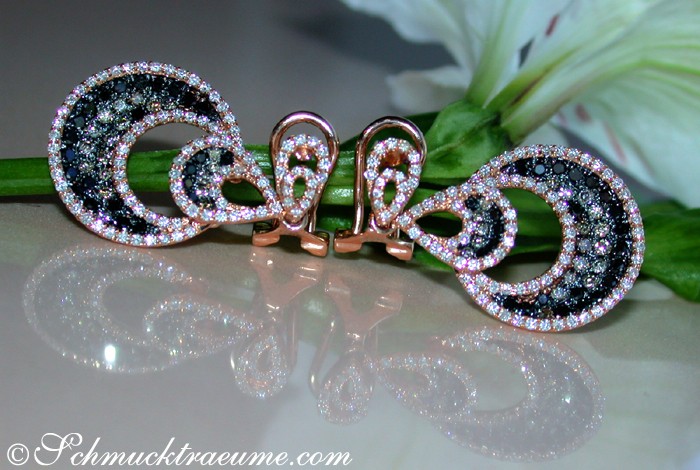 Schwarz-weiß-braune Diamant-Ohrstecker mit Roségold, Detailaufnahme